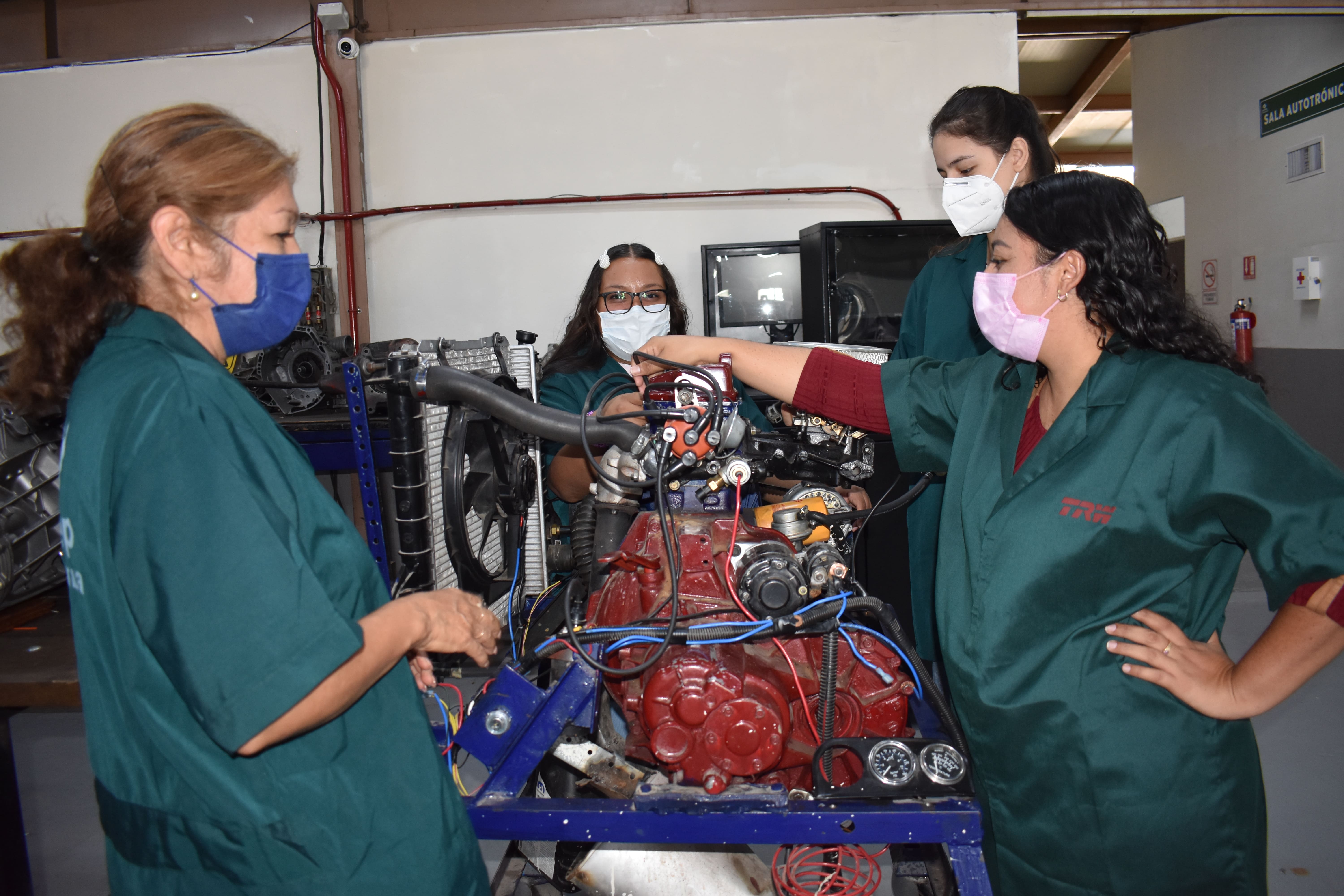 16 mujeres se gradúan del curso de mecánica básica en CONALEP