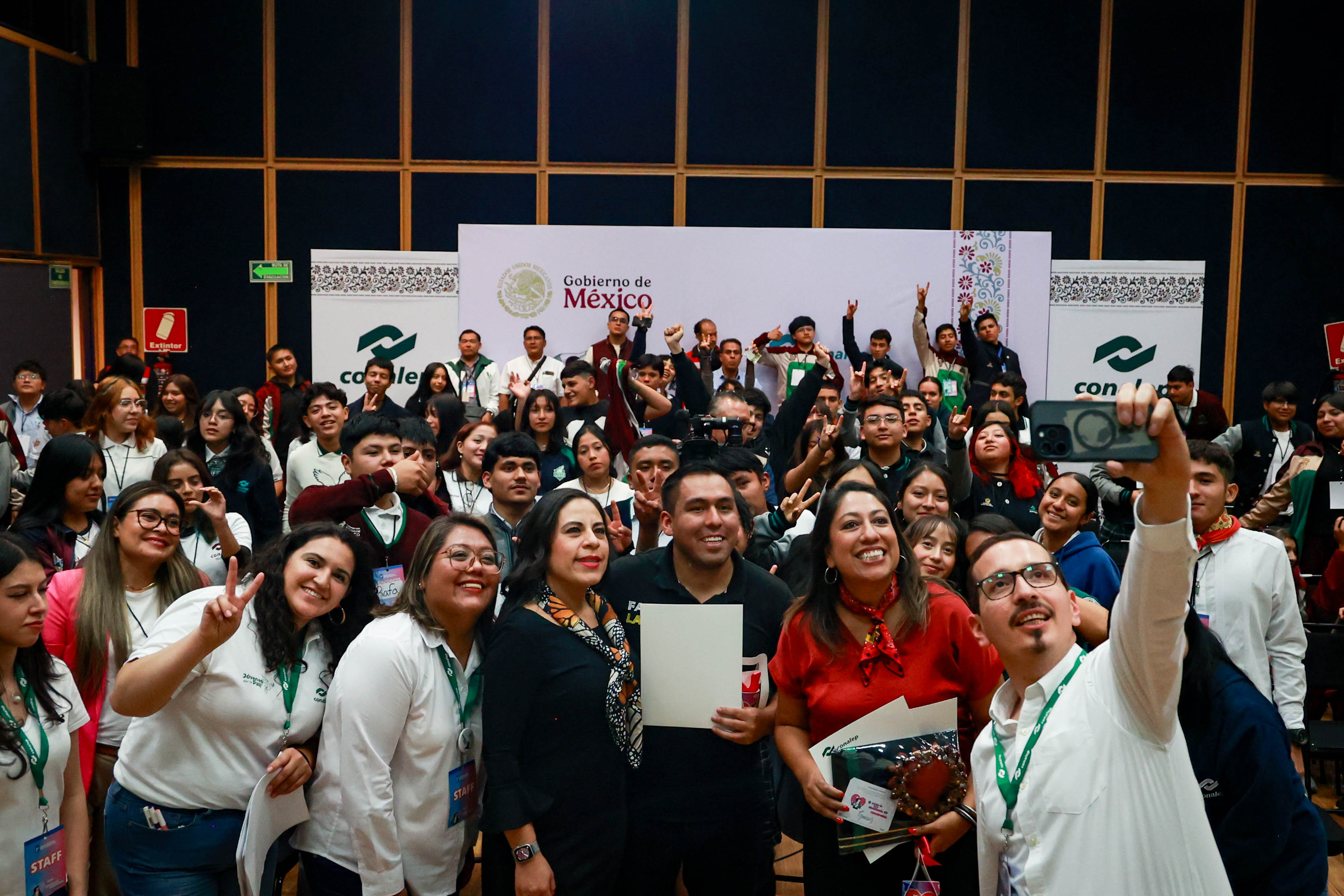 FOTO 17 JOVENES