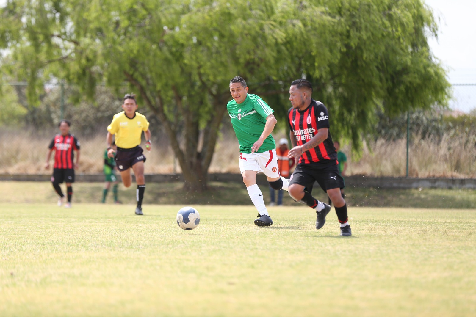 FOTO HOMBRES JUGANDO 