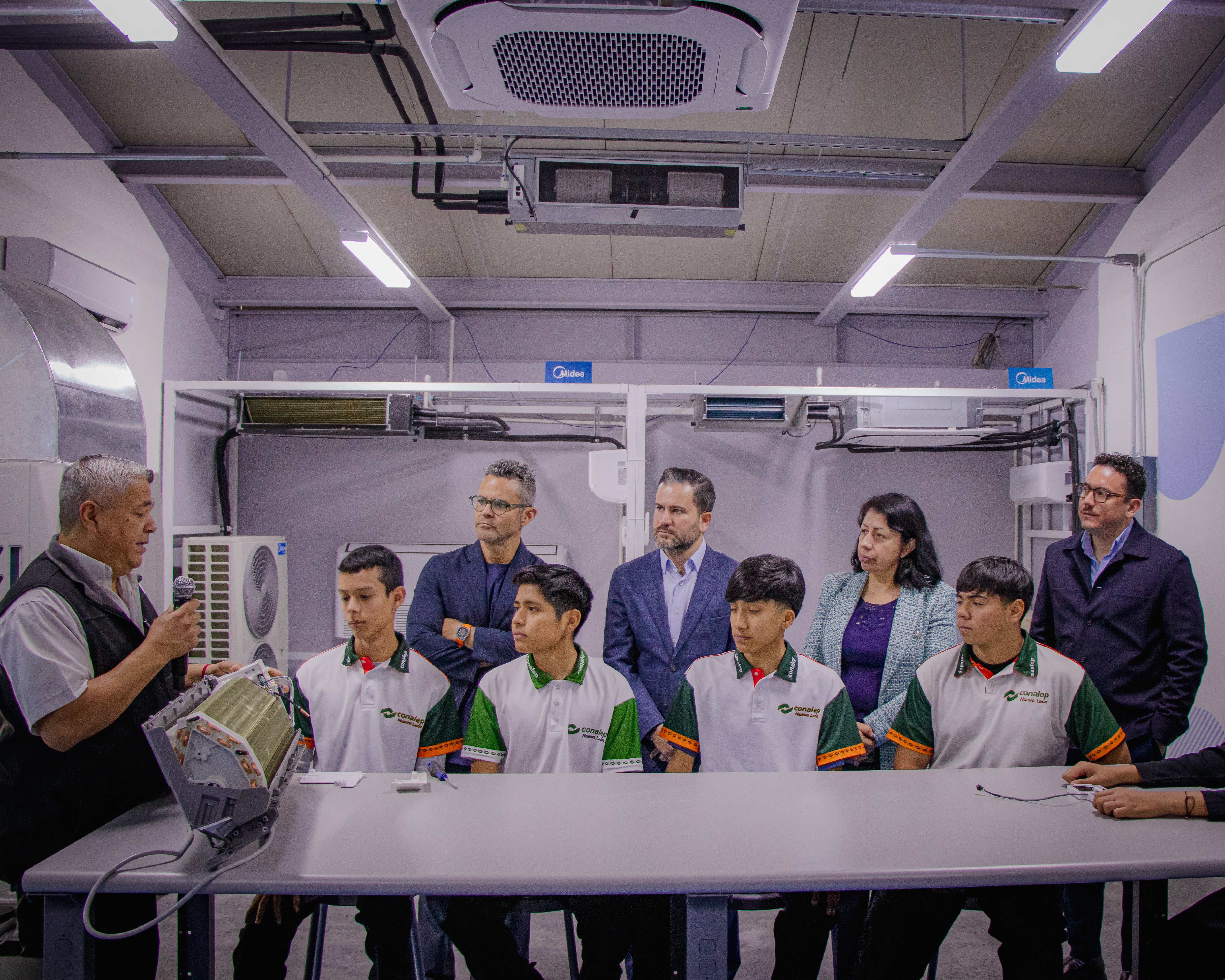 FOTO ESPECIALISTA EN REFRIGERACIÓN EXPLICA 