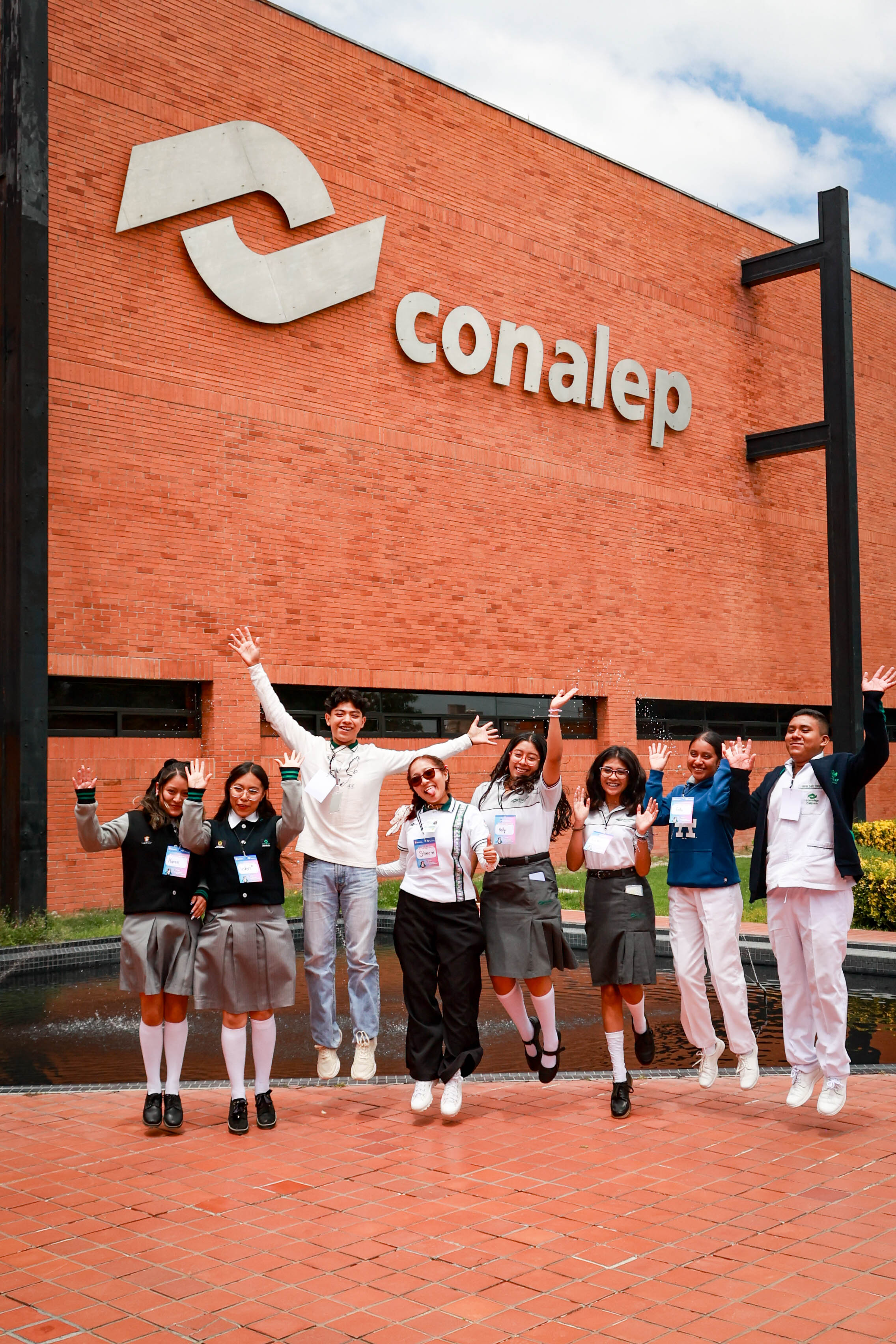 FOTO 4 JOVENES