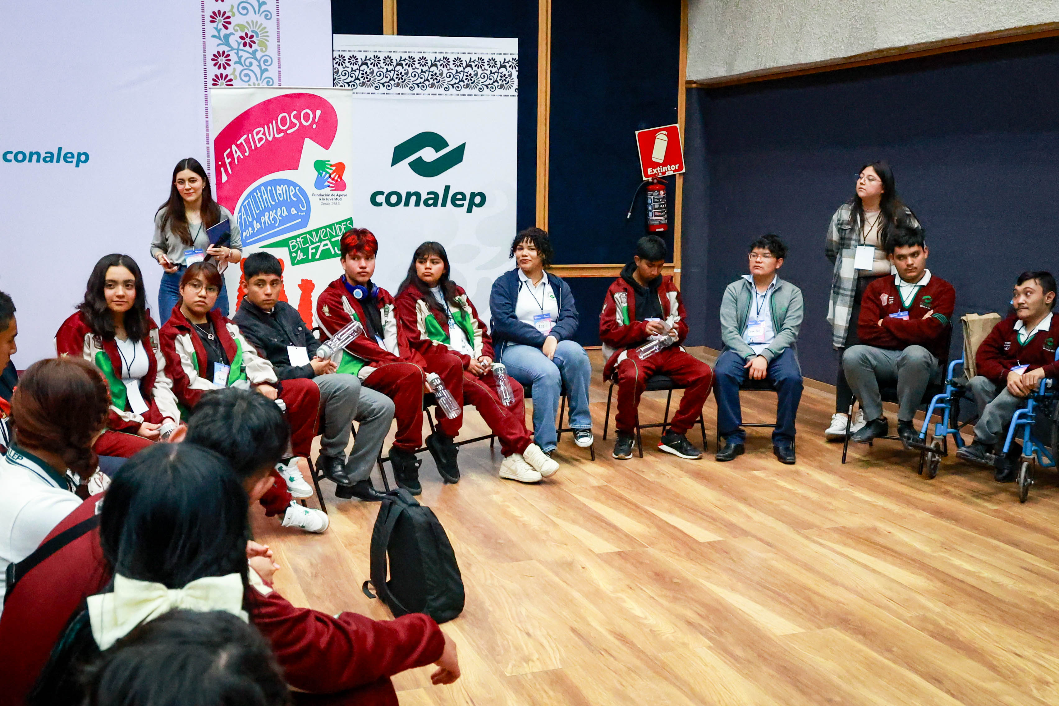 FOTO 6 JOVENES