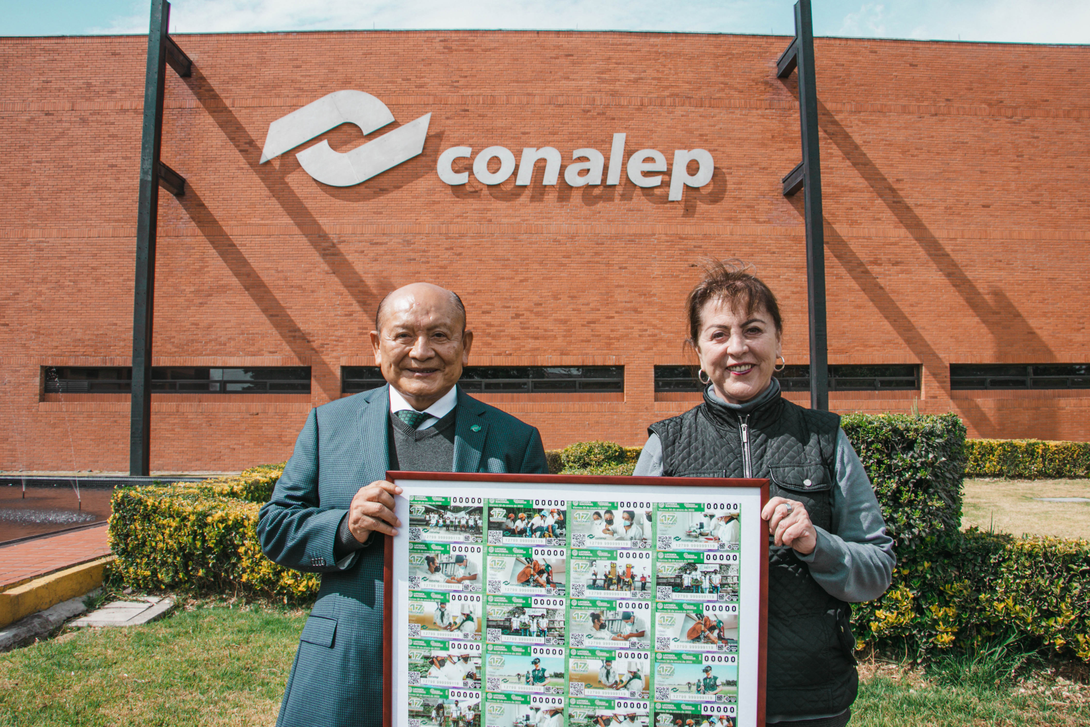  CONALEP y la Lotería Nacional develaron billete conmemorativo con motivo del 43 Aniversario de la institución.