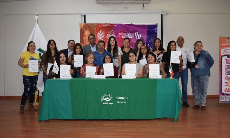16 mujeres se gradúan del curso de mecánica básica en CONALEP