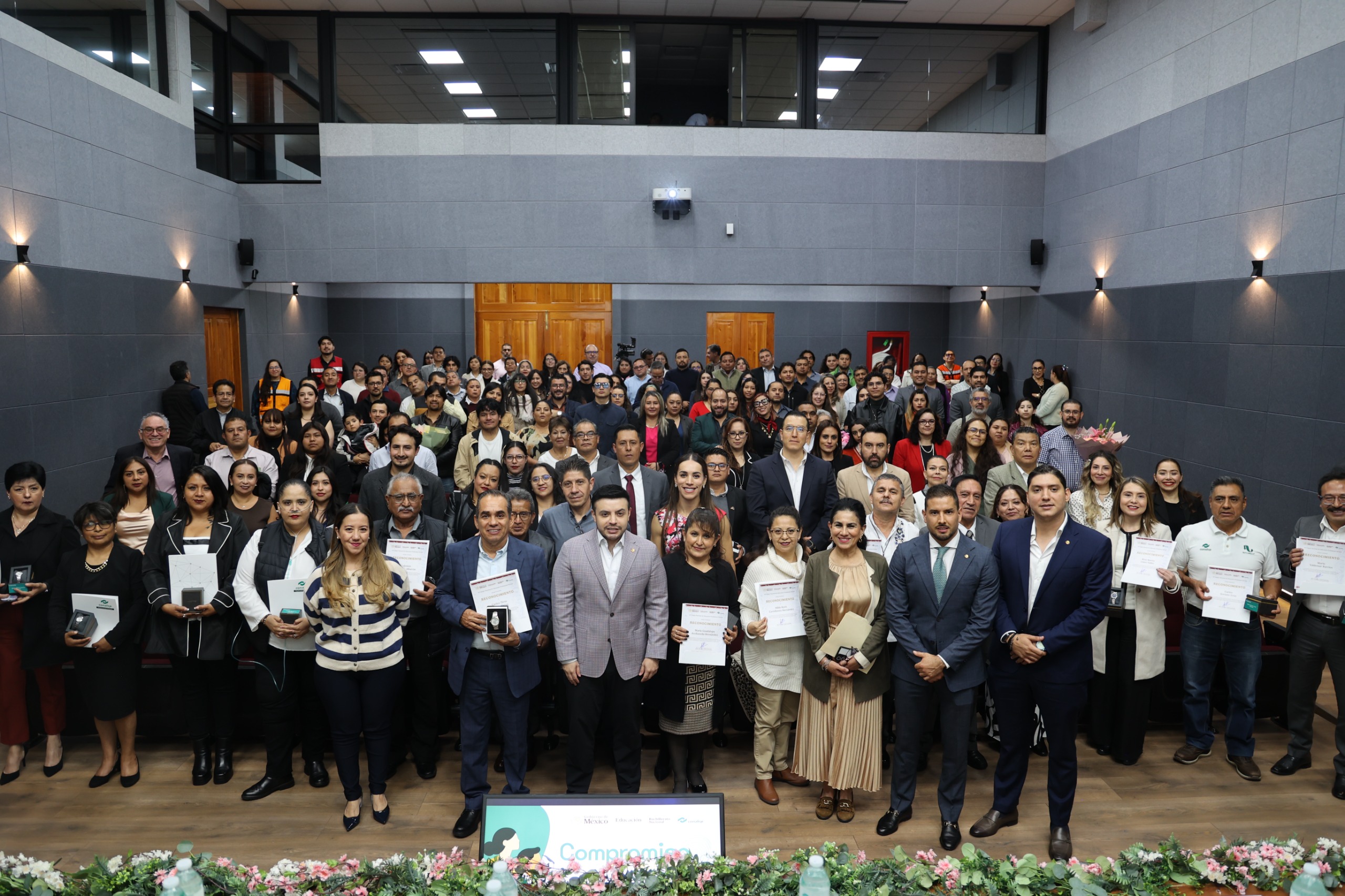 ENTREGA RECONOCIMIENTOD FOTO OFICIAL 