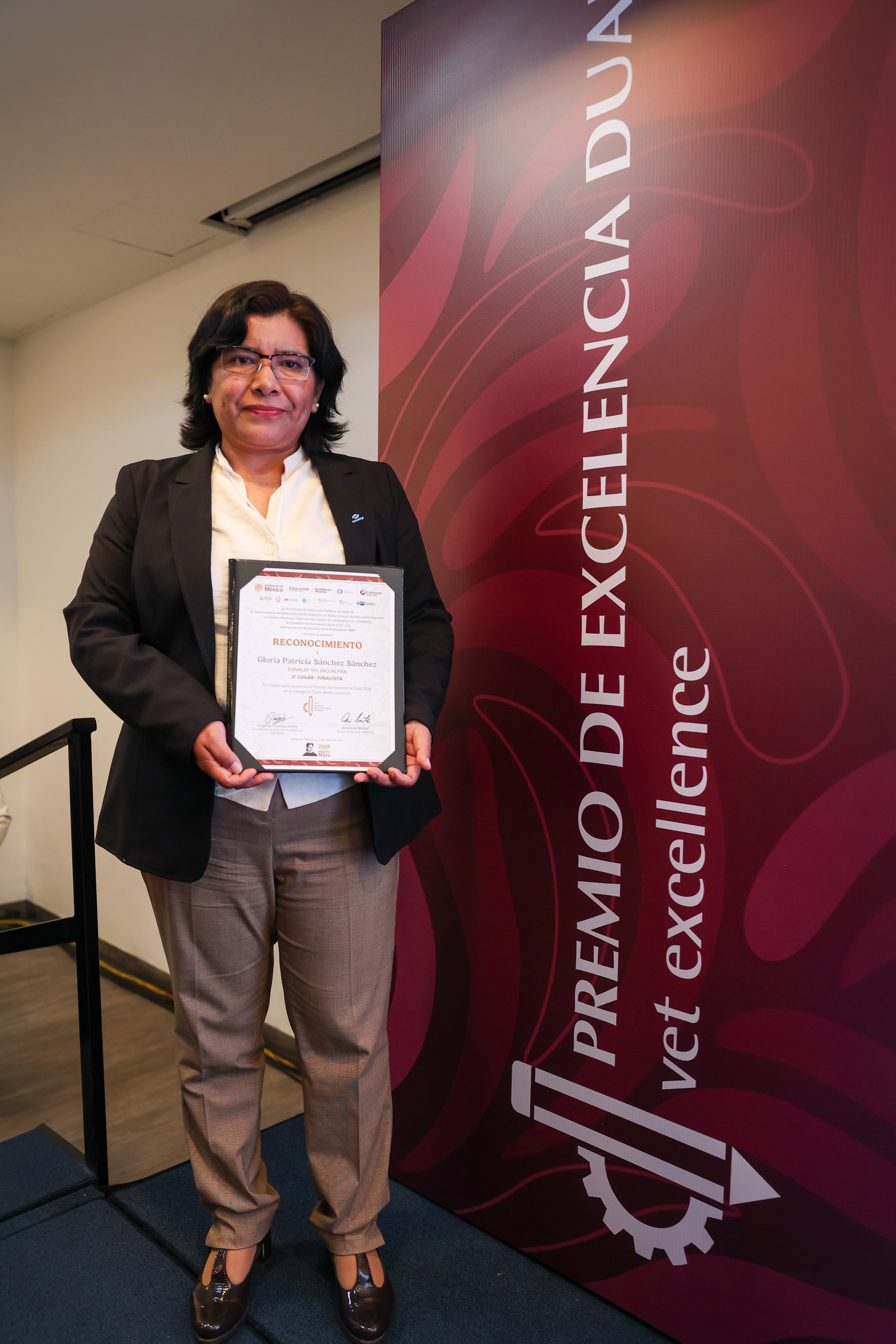 GANADORA DE PREMIOS DUALES EXCELENCIA 