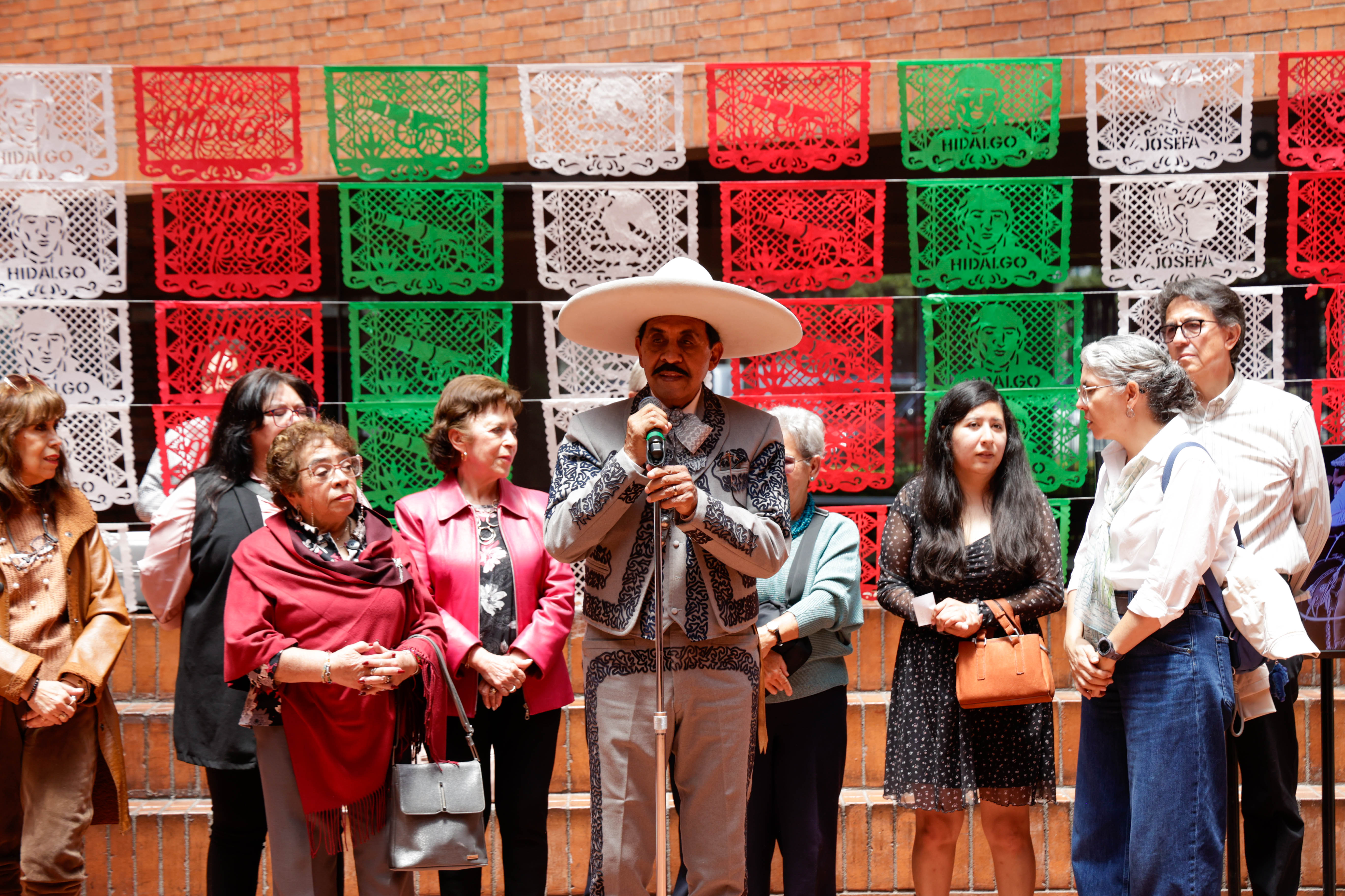 FOTO EXPOSICIÓN... SE VE EL CHARRO 