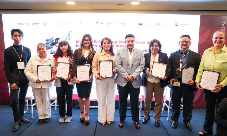 RODRIGO ROJAS NAVARRETE CON GANADORES PREMIOS DUAL EXCELENCIA 