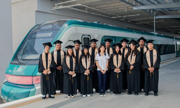 FOTO GRADUADOS EN TREN MAYA